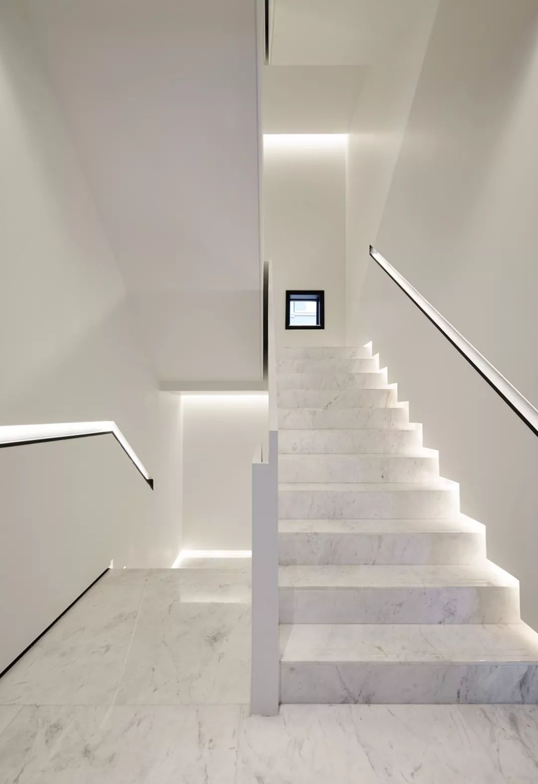 【上海楼梯展】为什么要设计灯带？楼梯踏步在灯的环绕下更显魅力！_空间